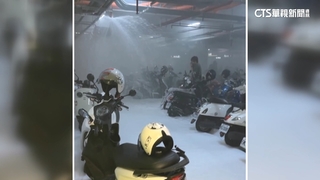 停車場滿滿泡沫！台中社宅「機車起火」　住戶急滅火