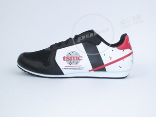 「tsmc特製鞋」被魏哲家穿上爆紅！鞋廠7年前提案　設計圖曝光