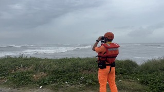 鳳凰颱風逼近！海巡署籲「勿闖警戒區觀浪」　違者最高罰25萬