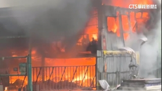 疑電線走火？高雄里民活動廣場惡火　延燒停車場7車