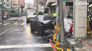 扯！毒駕男沿路逆向　撞倒消防栓.電線桿噴水花