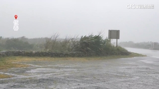 恆春落山風+鳳凰颱風逼近！　墾丁大街風雨大.遊客銳減