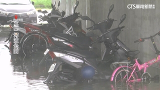 鳳凰雨襲宜蘭「溪水暴漲」！　河濱停車場多車慘泡水