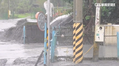 【台語新聞】大排水溝溢流! 馬太鞍溪橋「左岸明利村」泥水狂灌