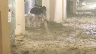 蘇澳大片土石流沖入巷道　鎮長巡查籲住戶儘速撤離