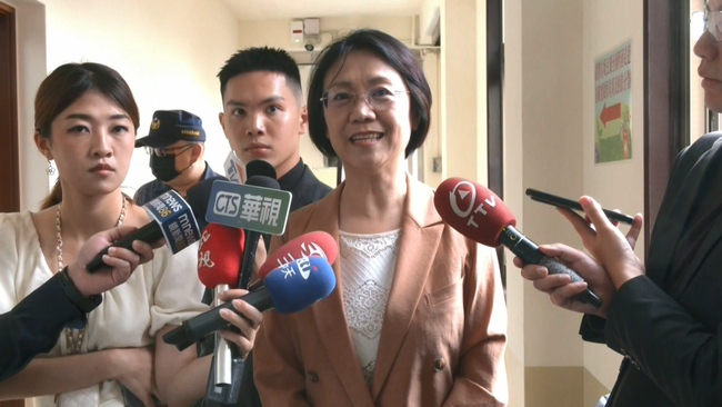 遭清大科法所解聘？　翁曉玲駁「只是沒開課」：主聘在通識中心 | 華視新聞