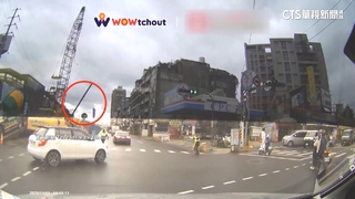 樹林捷運工地鐵管從天而降　豪車引擎蓋慘砸毀