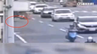 危險！　堆高機道路迴轉　機車慘遭「牙叉」絆倒　騎士慘摔