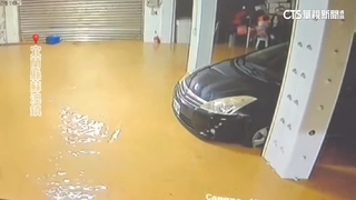 僅短短15秒！泥沙淹蘇澳池碧宮　停車場「車泡泥海」