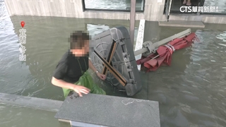 大雨致災水淹冬山鄉民宿　業者「穿青蛙裝」前行