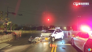 轎車左轉撞對向直行機車　騎士摔落邊坡送醫