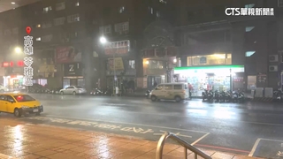 鳳凰颱風登陸減弱　高雄八五大樓入夜風雨仍明顯