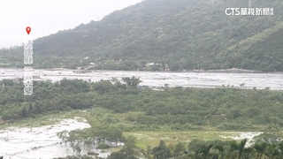 下游警戒! 萬榮鄉明利村湧入泥流　機具急撤離