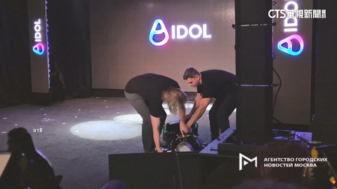 俄首款AI人形機器人首亮相　甫登台就當眾慘摔