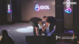 俄首款AI人形機器人首亮相　甫登台就當眾慘摔