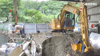 洪水重創蘇澳　鎮長喊缺重機具.各地志工湧入
