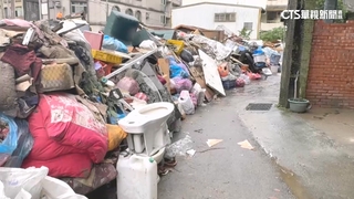 蘇澳災後Day4家當泡爛　報廢家具堆比人高「垃圾山」