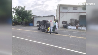 砰！　救護車鳴笛經過路口「遭撞翻覆」　3人傷幸無大礙