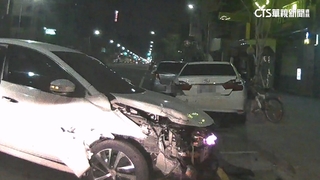 失控自撞路邊車「車頭全毀」　後座19歲女滿臉血送醫