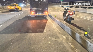 運鈔車出包！浮洲橋掉銅板錢袋　封閉車道戒護