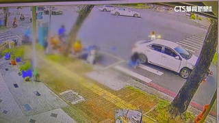 「保齡球式」衝撞待轉區　73歲男駕駛撞8機車1死8傷