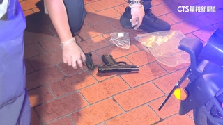 轎車違停乘客見警心虛「躲回車」　警盤查搜出槍毒