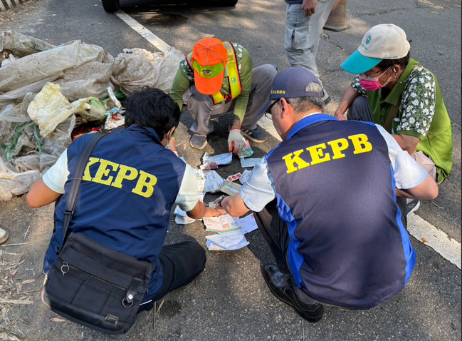 月世界遭棄大量垃圾！竟來自台南　高雄環保局：將移送法辦 | 華視新聞