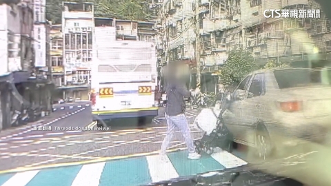 【台語新聞】驚！婦推嬰兒車過馬路被撞　肇事車竟直接開走