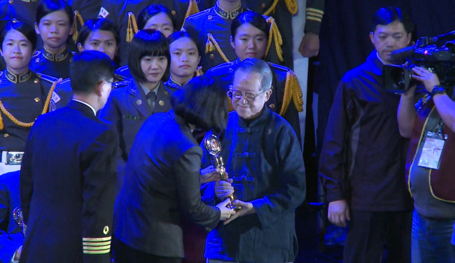 《九條好漢在一班》作詞者黃瑩過世　享耆壽95歲 | 華視新聞