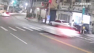 車隊無視號誌闖燈「凌晨狂飆」　警：將循線逮違規