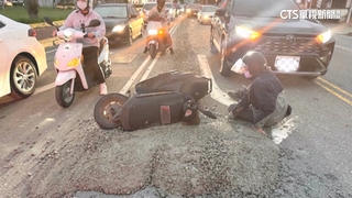 騎士輾混凝土慘摔險遭撞　警揪元凶最高可罰1.8萬