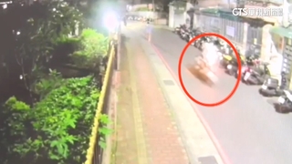 按喇叭提醒「靠太近」遭尾隨　女喝斥驚見男肩上有剪刀