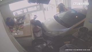 駕駛疑誤踩油門暴衝　車直撞早午餐店.夾傷店員