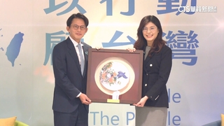 鄭黃會登場！　鄭麗文贈藍鵲瓷盤.黃國昌送水泥鎢絲燈