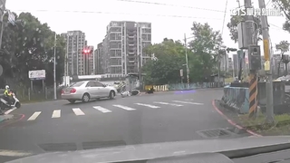 警值勤返所遭迴轉車擦撞　人噴飛倒地手指骨折