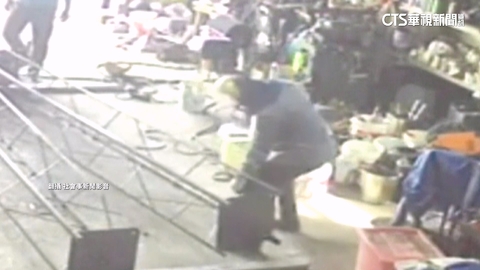 【台語新聞】工廠作業不慎觸電！　鋼條吸附員工雙手　同仁急斷電