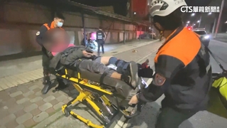 高雄深夜2機車擦撞　外送員手腳傷.另1騎士跌坐路旁