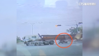 南投驚悚車禍！砂石車擦撞機車倒　女秒棄車躲劫