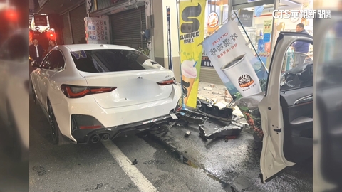 【台語新聞】趕載小孩下課違規超車！　5連撞衝超商「禍殃路人」