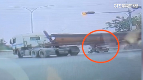 【台語新聞】南投驚悚車禍！砂石車擦撞機車倒　女秒棄車躲劫