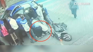 騎士遭轎車撞慘捲車底　熱心民眾合力抬車救人