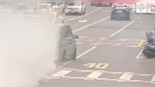 長春路白茫茫！　廂型車故障突冒煙　民眾誤以為失火
