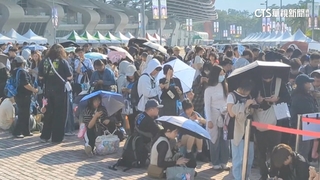 等了10年！TWICE首場台灣演唱會　歌迷夜排周邊商品