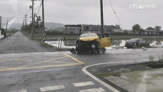 路口未減速猛撞　轎車「犁田」.小黃卡溝3傷