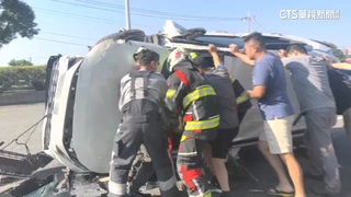 雲林休旅車自撞路樹翻覆　母受困後座警消破車救出