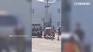 找無人！車停廟埕阻廟會進行　廟方找堆高機「鏟」車