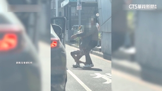 危險！女癱軟路面男攙扶不動導致車回堵　警：喝醉