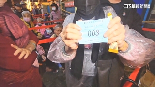「紙板占位」搶排夜市抵用券惹民怨　公所：以號碼牌為主