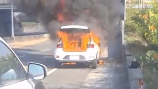 車齡僅4年引擎突傳異音　休旅車停靠路邊瞬陷火海