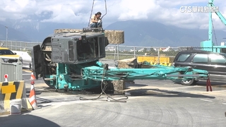 花蓮大橋13噸怪手「翻覆卡車道」　交通一度大打結